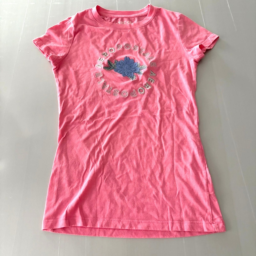 Aeropostale Women's Tee Size Small Classic Crew pink embroidered flower